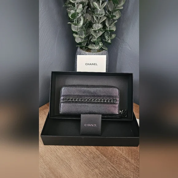 CHANEL Zip Wallet - Picture 3 of 9